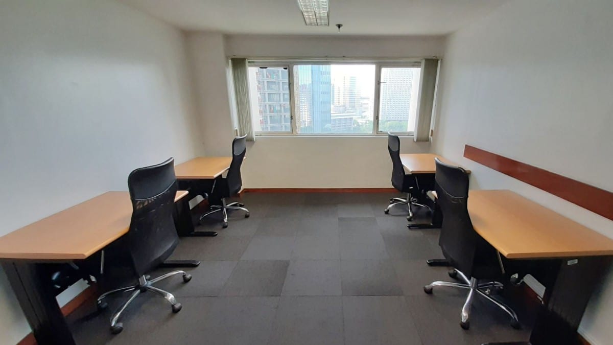 Window Office for Rent in Makati 16sqm 6-Pax